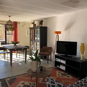 https://studio-entier-dcor-avec-soin-et-cour-privative.fr-provencehotel.com